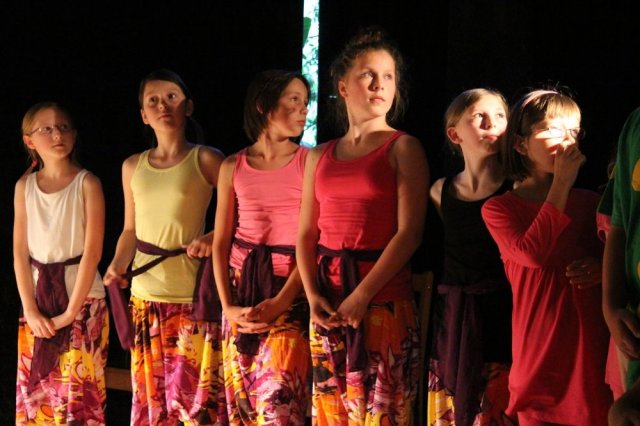 STACJA KULTURA - podsumowanie sezonu kulturalnego 2013/2014,  26 czerwca 2014 r.,  wystąpili: Małe Formy Teatralne, Klub Piosenki i Poezji, Dziecięcy Zespół Teatralny DO GÓRY, Mała Wielkopolska, Zespół Tańca AKCENT i MINIAKCENT.